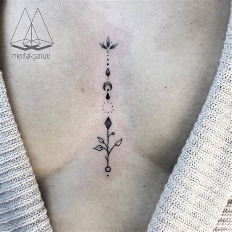 tatuajes en medio de los senos para mujeres|Tatuajes femeninos senos